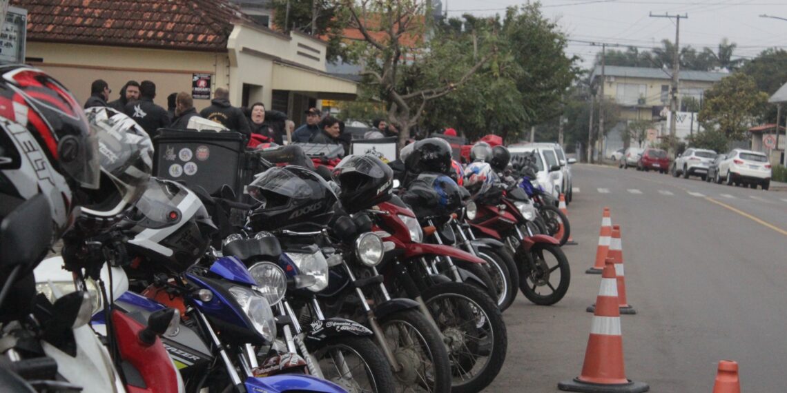 Amigos e familiares se despedem de motociclista que morreu após acidente de trânsito em Sapiranga