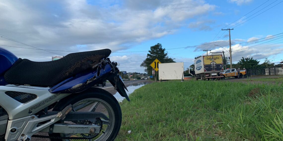 Motociclista colide em caminhão e passageira é levada ao Hospital Sapiranga