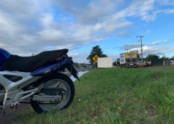 Motociclista colide em caminhão e passageira é levada ao Hospital Sapiranga