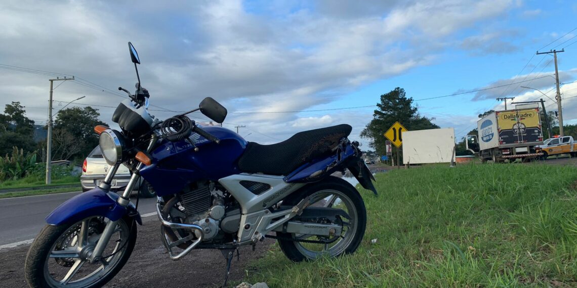 Motociclista colide em caminhão e passageira é levada ao Hospital Sapiranga