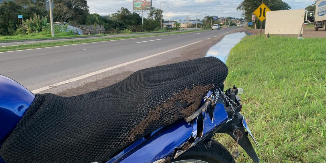 Motociclista colide em caminhão e passageira é levada ao Hospital Sapiranga