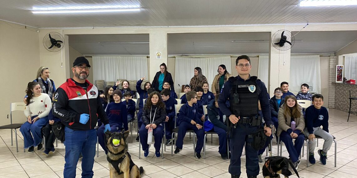 Guarda Municipal de Campo Bom e Polícia Civil de Sapiranga realizam palestra contra às drogas com alunos