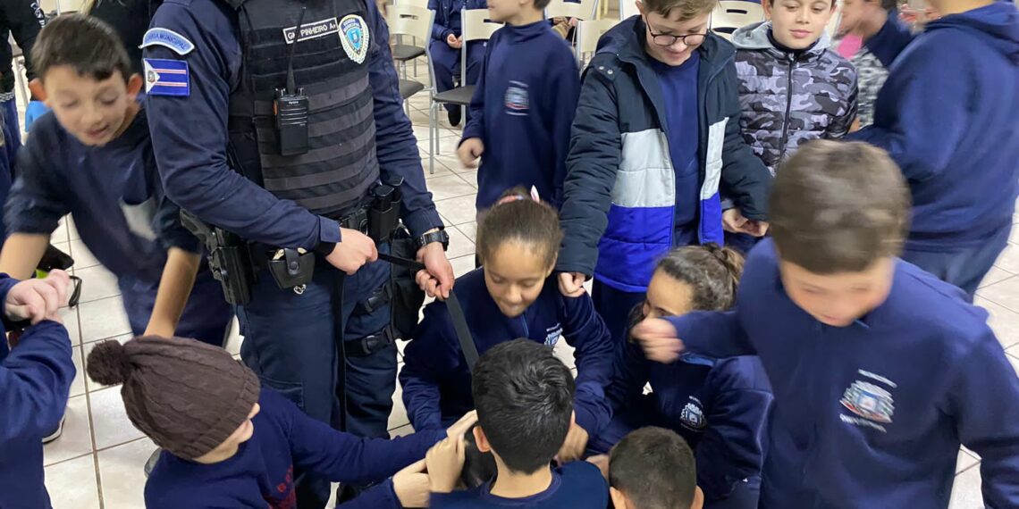 Guarda Municipal de Campo Bom e Polícia Civil de Sapiranga realizam palestra contra às drogas com alunos