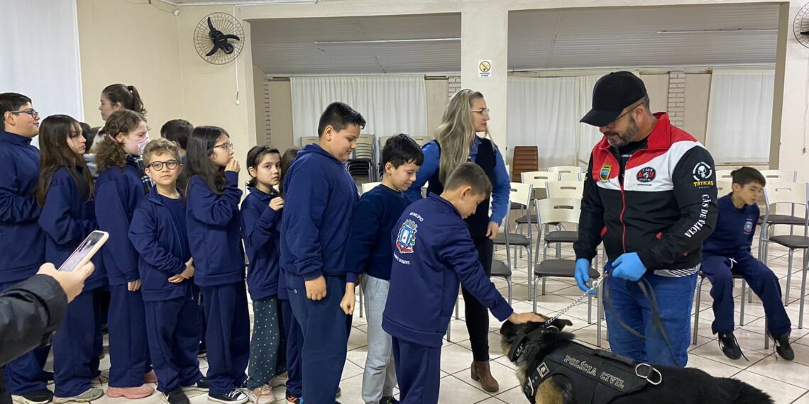Guarda Municipal de Campo Bom e Polícia Civil de Sapiranga realizam palestra contra às drogas com alunos