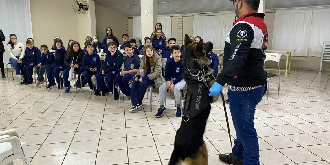 Guarda Municipal de Campo Bom e Polícia Civil de Sapiranga realizam palestra contra às drogas com alunos