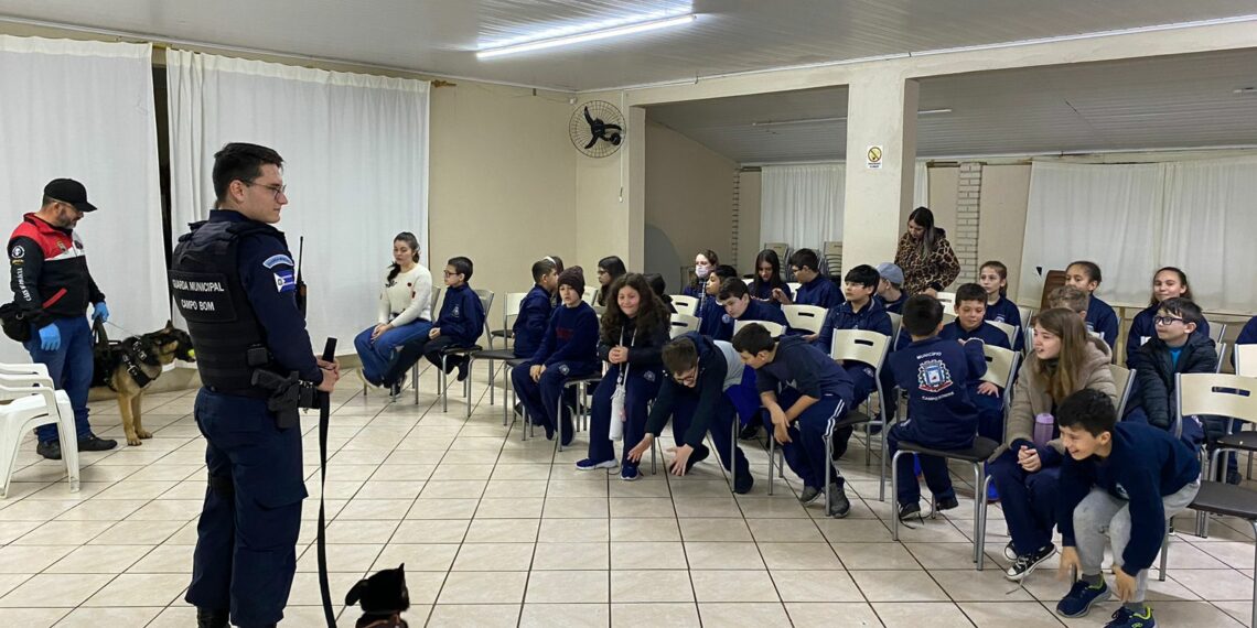 Guarda Municipal de Campo Bom e Polícia Civil de Sapiranga realizam palestra contra às drogas com alunos