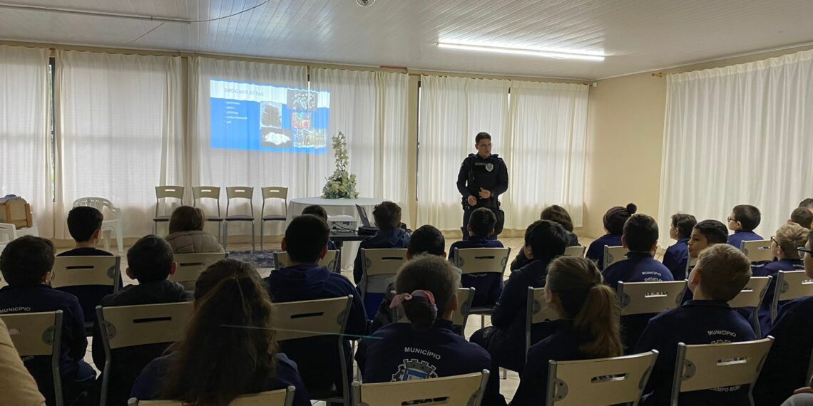 Guarda Municipal de Campo Bom e Polícia Civil de Sapiranga realizam palestra contra às drogas com alunos