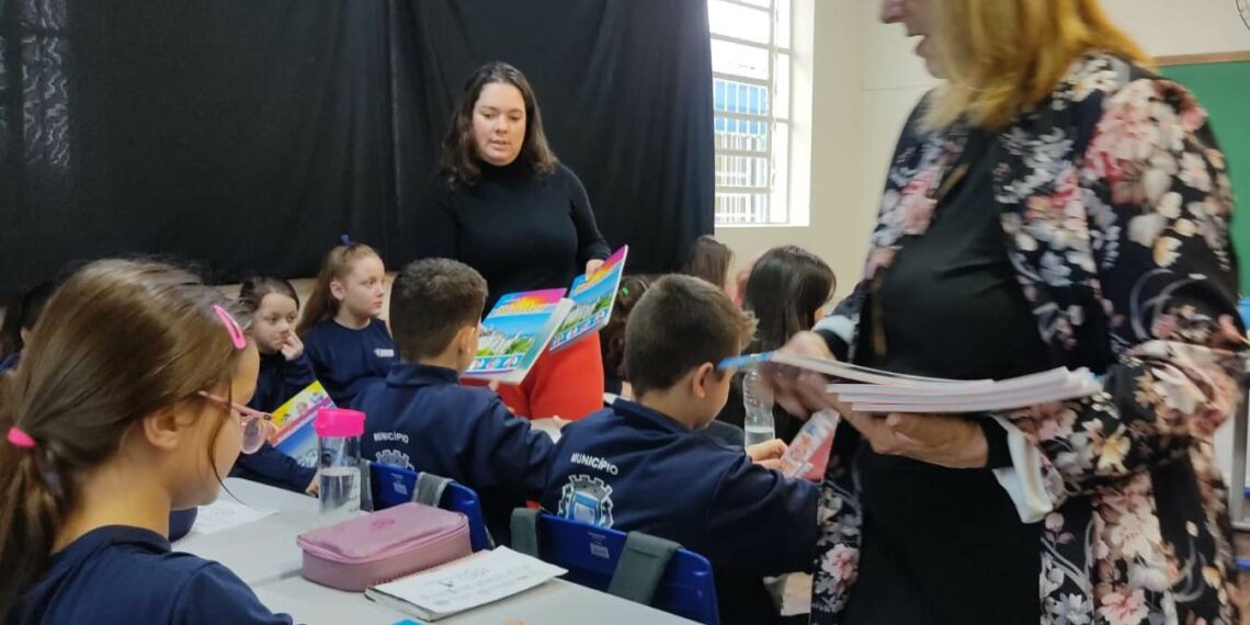 Livro didático é entregue aos 50 alunos da iniciação ao idioma alemão, em Campo Bom