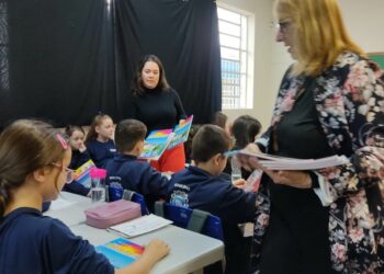 Livro didático é entregue aos 50 alunos da iniciação ao idioma alemão, em Campo Bom