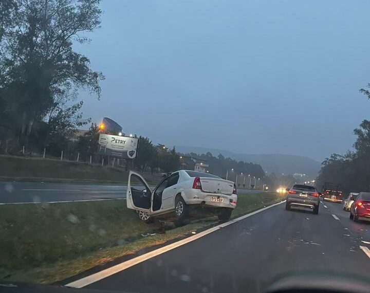 Colisão entre dois carros deixa trânsito lento na RS-239, em Sapiranga