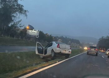 Colisão entre dois carros deixa trânsito lento na RS-239, em Sapiranga