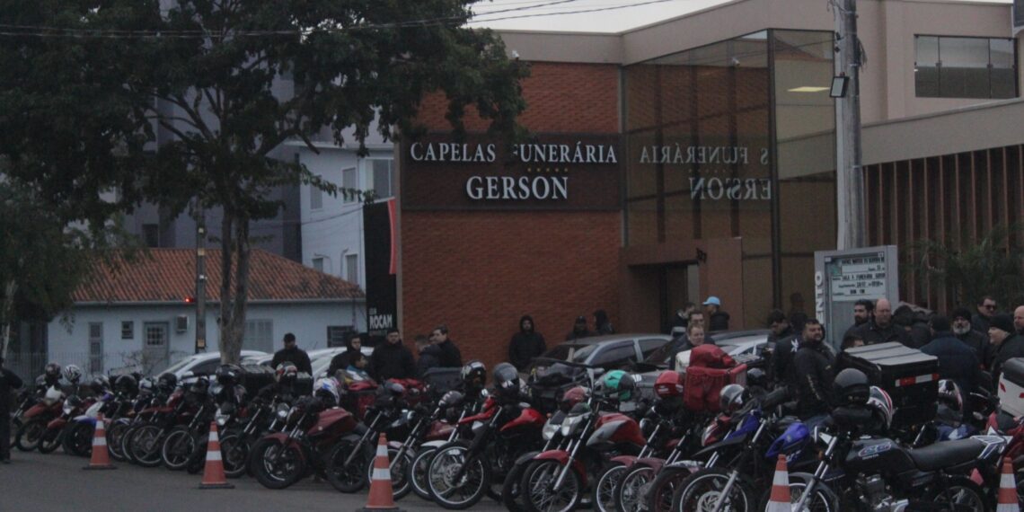 Amigos e familiares se despedem de motociclista que morreu após acidente de trânsito em Sapiranga