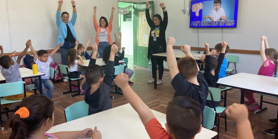 Primeira aula bilíngue cativa a criançada na Emef Maria Emília de Paula, em Sapiranga