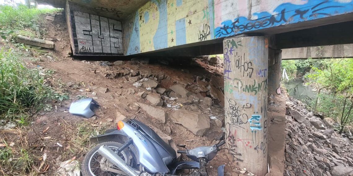 Motocicleta roubada é localizada embaixo de ponte em Sapiranga