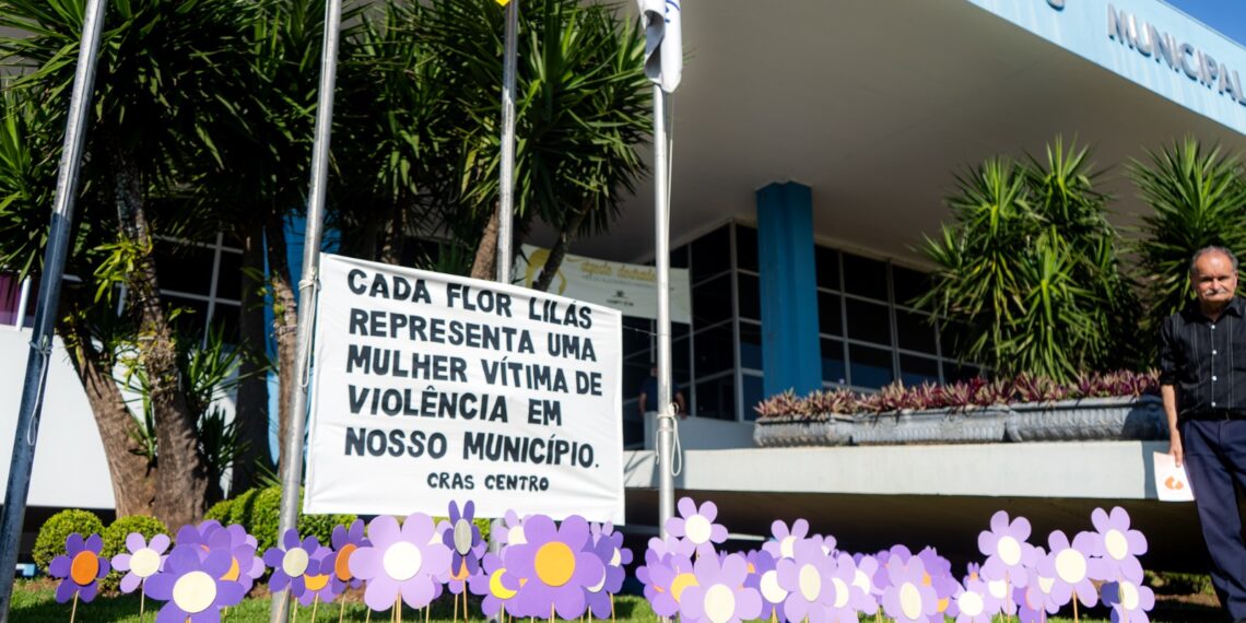 Campo Bom: jardim da prefeitura recebe decoração para conscientização sobre a violência contra a mulher