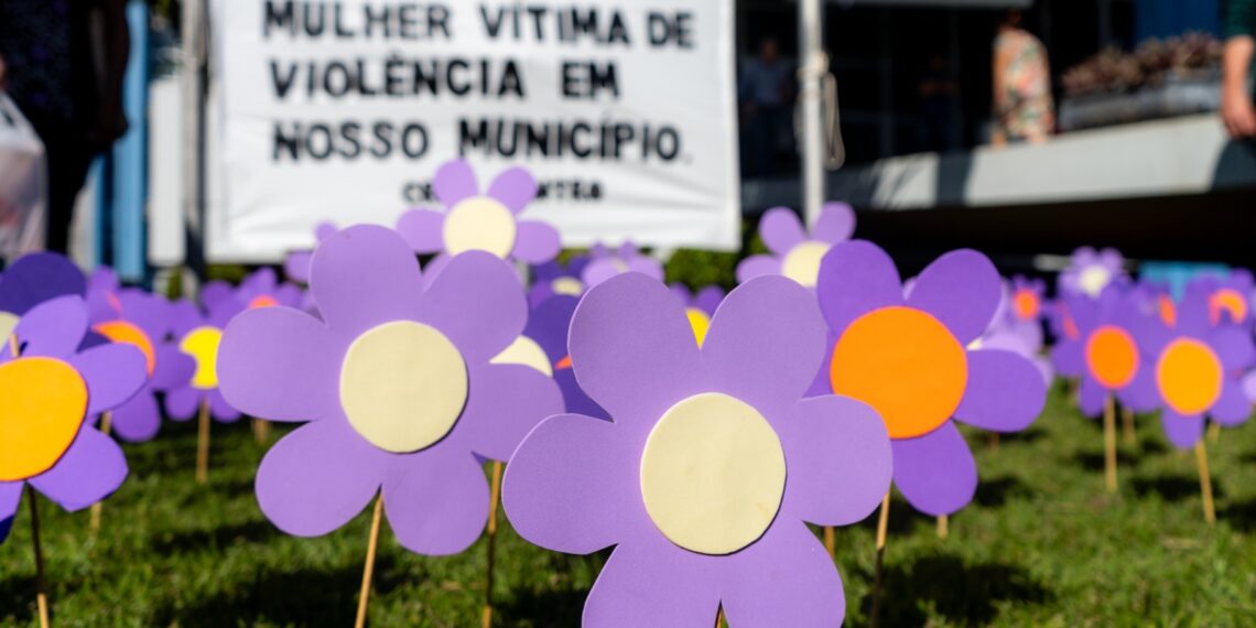 Campo Bom: jardim da prefeitura recebe decoração para conscientização sobre a violência contra a mulher