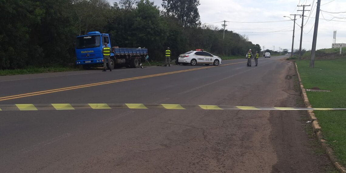 Caroneiro morre em colisão entre carro e caminhão no limite entre Campo Bom e Novo Hamburgo