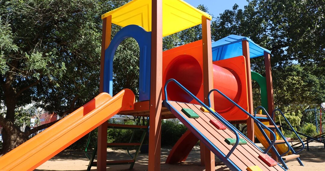 Praças de Sapiranga recebem novos brinquedos