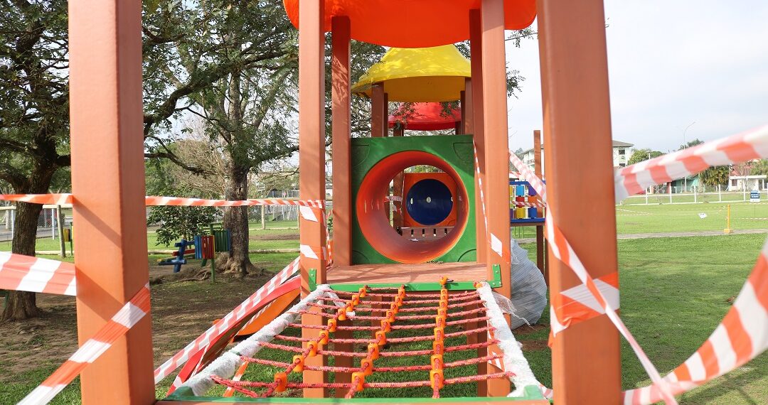 Praças de Sapiranga recebem novos brinquedos