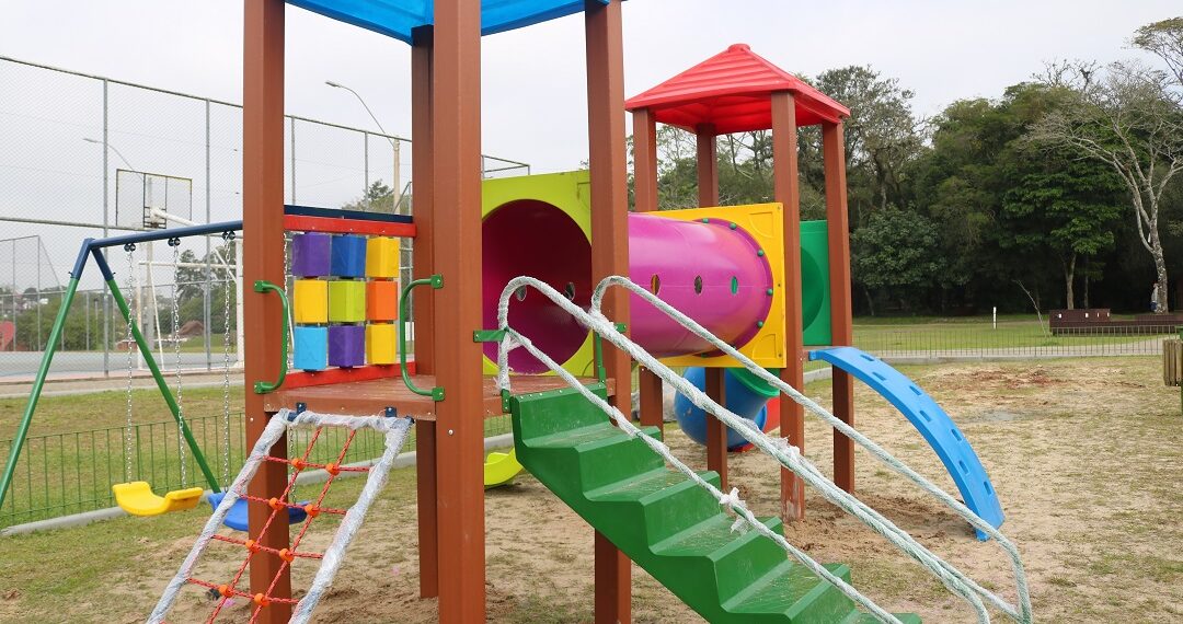 Praças de Sapiranga recebem novos brinquedos