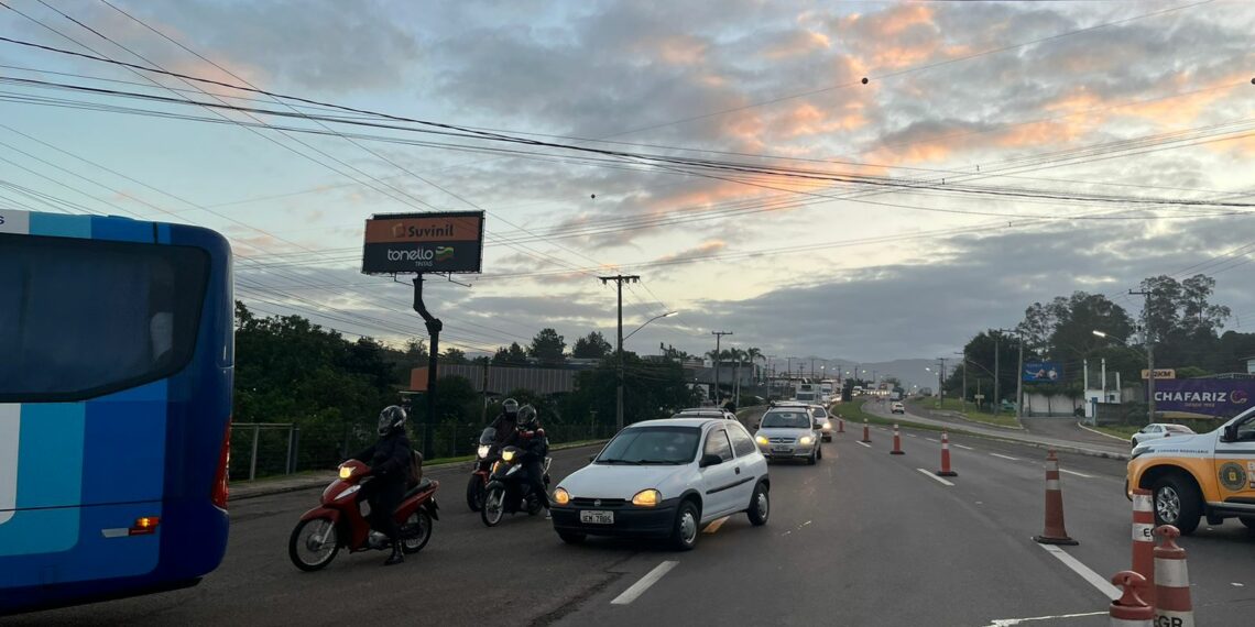 Carreta tomba na madrugada, carga se espalha e bloqueia RS-239