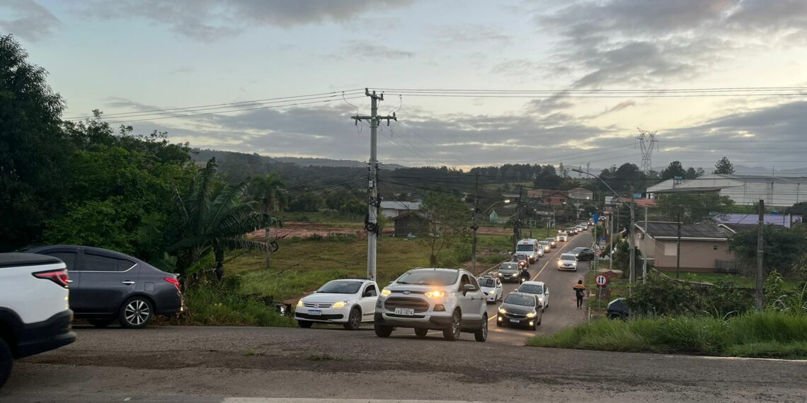 Carreta tomba na madrugada, carga se espalha e bloqueia RS-239