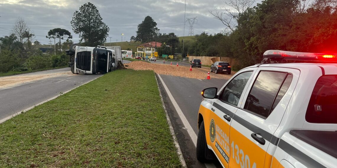 Carreta tomba na madrugada, carga se espalha e bloqueia RS-239