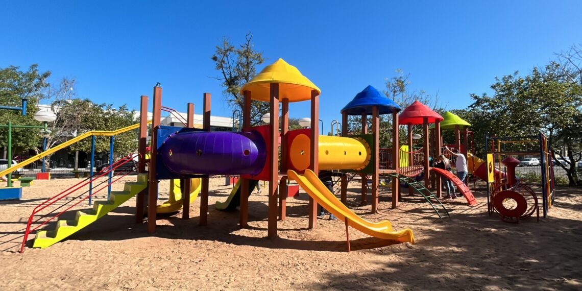 Em Sapiranga, praças recebem instalação de novos brinquedos