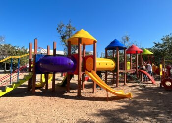 Em Sapiranga, praças recebem instalação de novos brinquedos