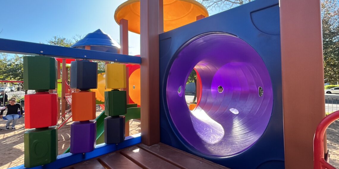 Em Sapiranga, praças recebem instalação de novos brinquedos