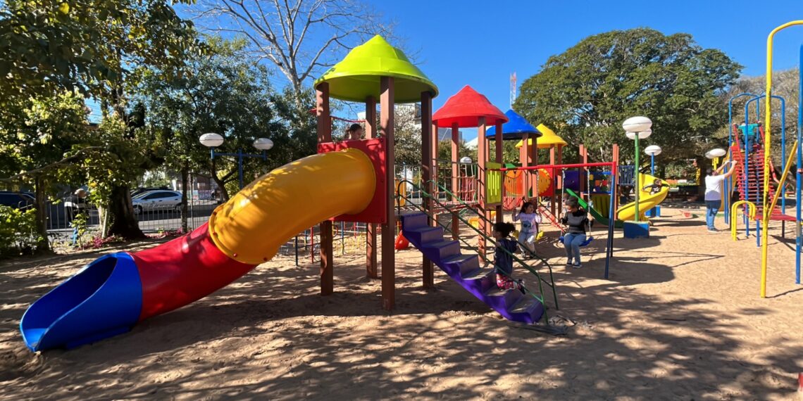 Em Sapiranga, praças recebem instalação de novos brinquedos