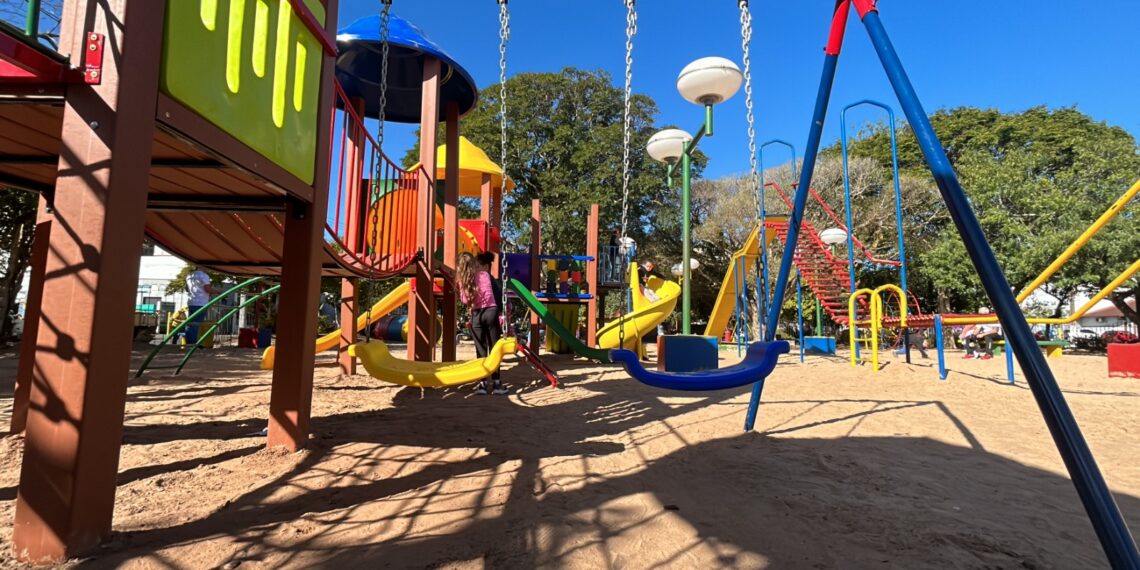 Em Sapiranga, praças recebem instalação de novos brinquedos