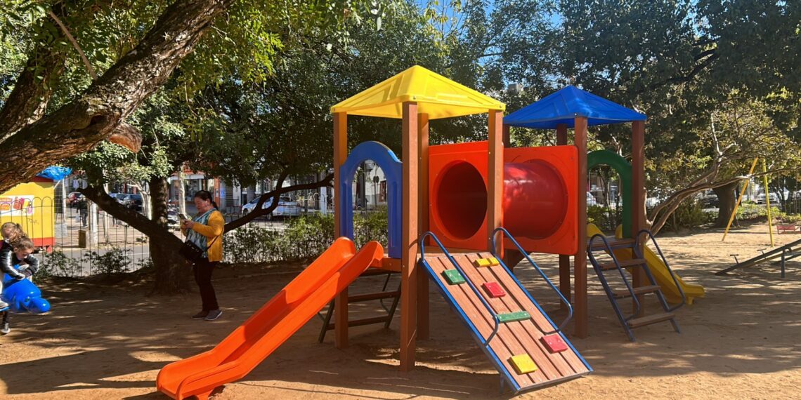 Em Sapiranga, praças recebem instalação de novos brinquedos