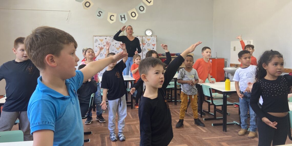Primeira aula bilíngue cativa a criançada na Emef Maria Emília de Paula, em Sapiranga