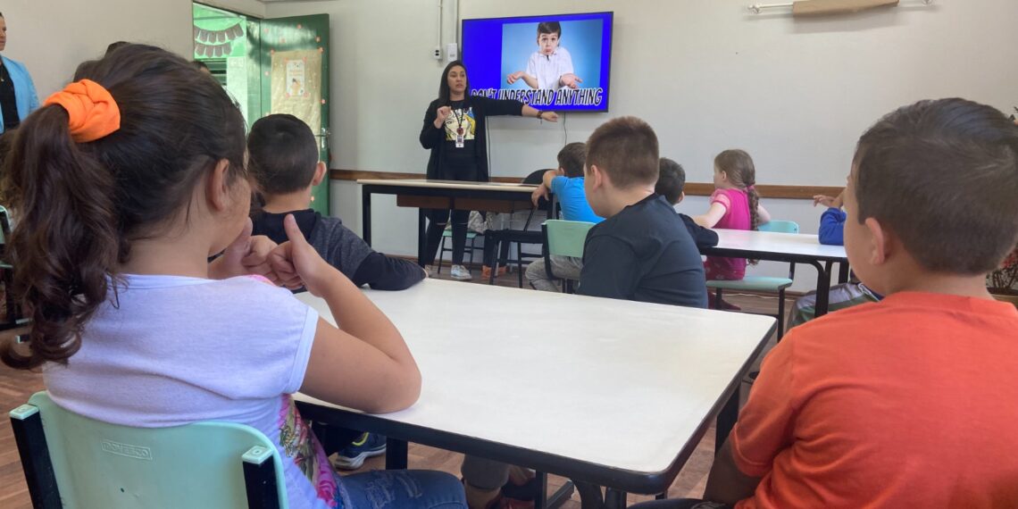 Primeira aula bilíngue cativa a criançada na Emef Maria Emília de Paula, em Sapiranga