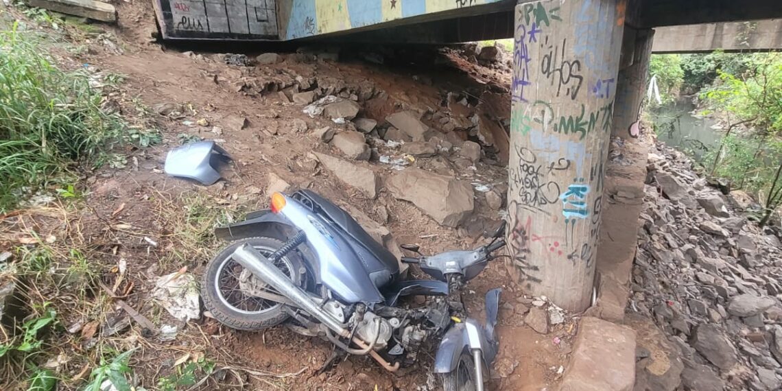 Motocicleta roubada é localizada embaixo de ponte em Sapiranga