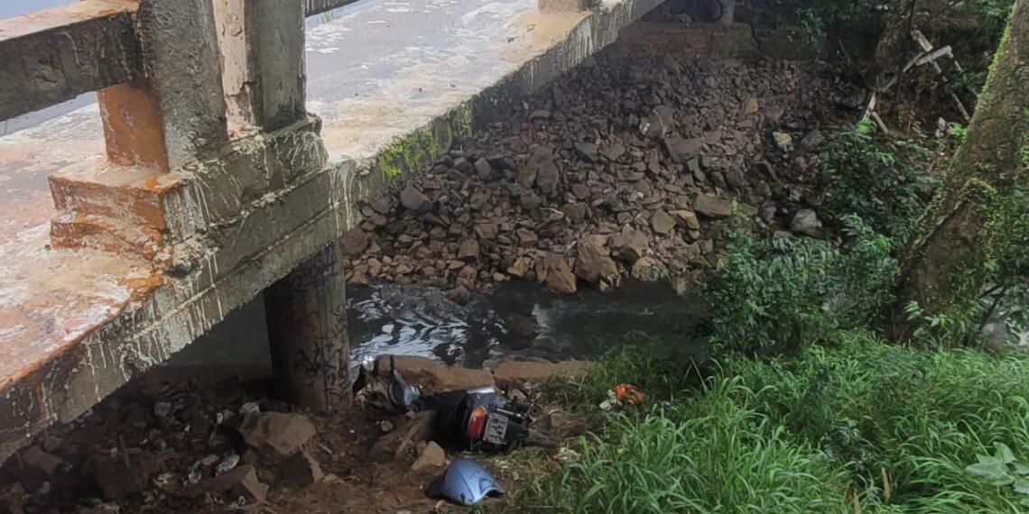 Motocicleta roubada é localizada embaixo de ponte em Sapiranga