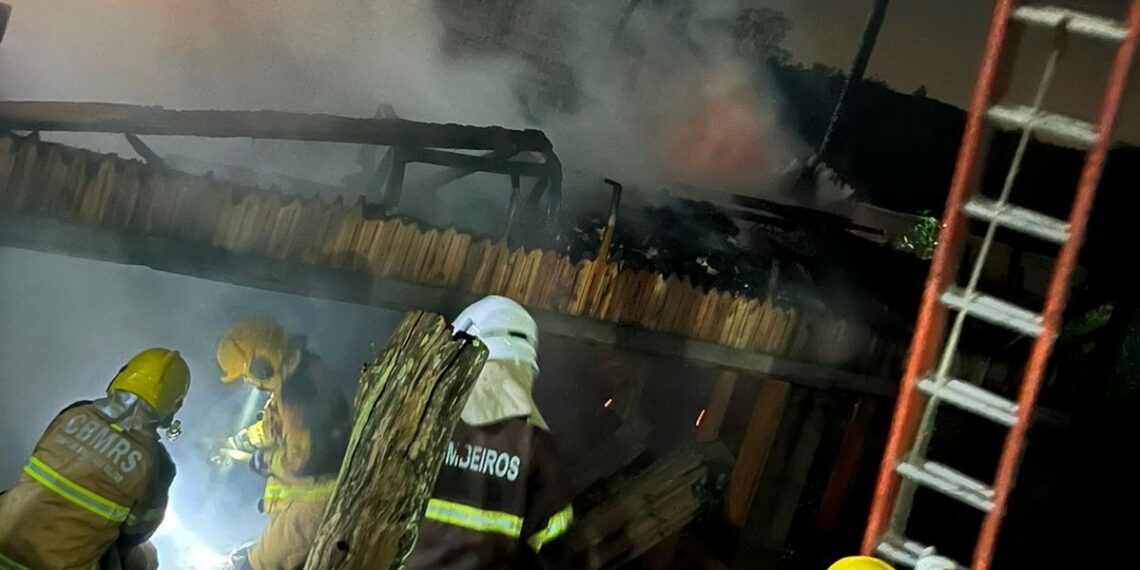 Incêndio na madrugada destrói residência em Araricá