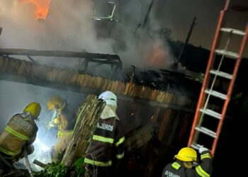 Incêndio na madrugada destrói residência em Araricá