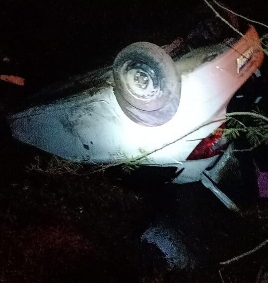 Mulher escapa ilesa de capotamento na madrugada em Nova Hartz