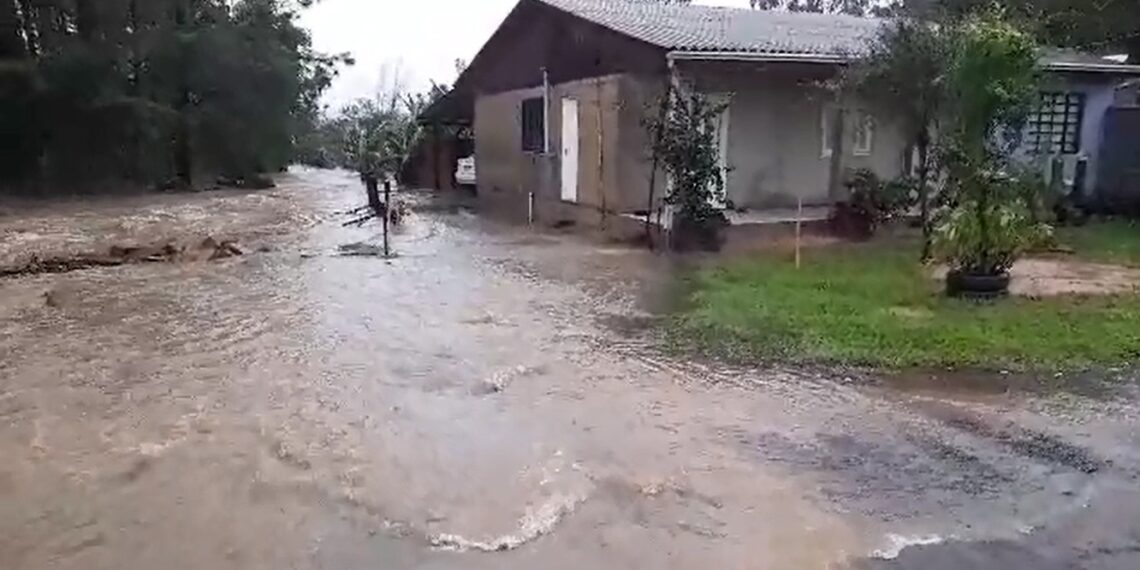 Moradores de Araricá sofrem com estragos da chuva e cobram ações