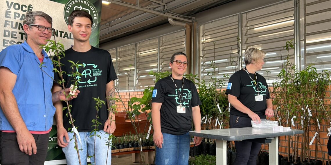 Grupo Ramarim doa mudas de árvores frutíferas, temperos e plantas medicinais para funcionários