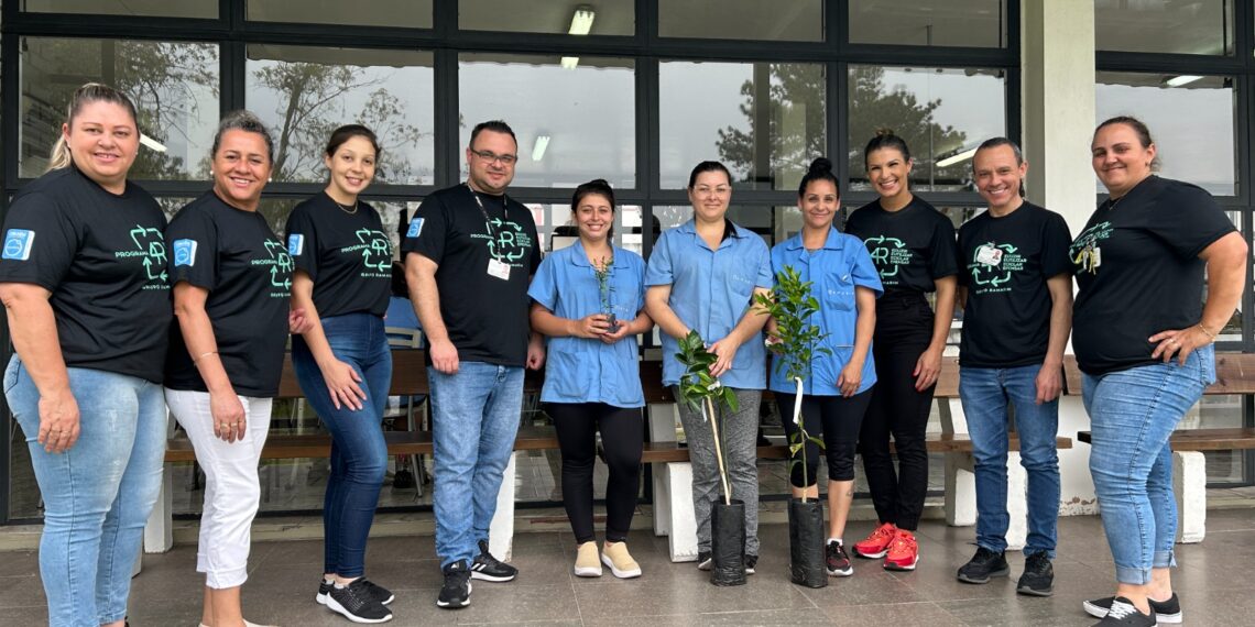Grupo Ramarim doa mudas de árvores frutíferas, temperos e plantas medicinais para funcionários
