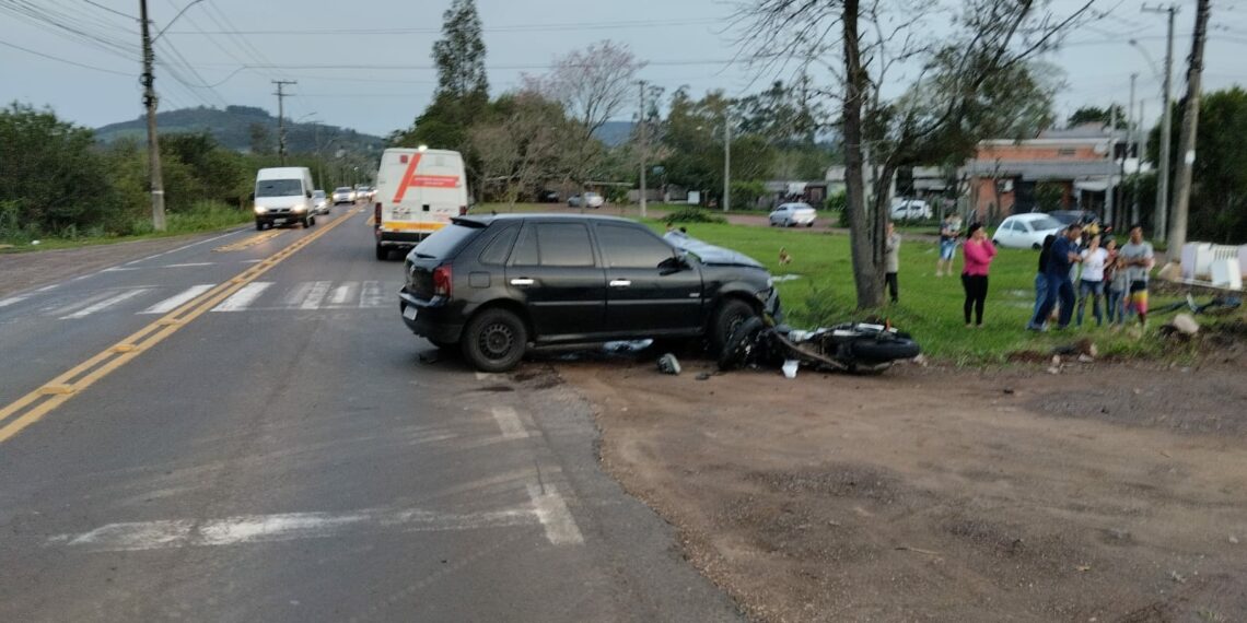 Motociclista é arremessado em vala após colisão contra um carro