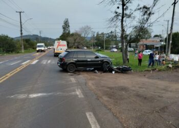 Motociclista é arremessado em vala após colisão contra um carro
