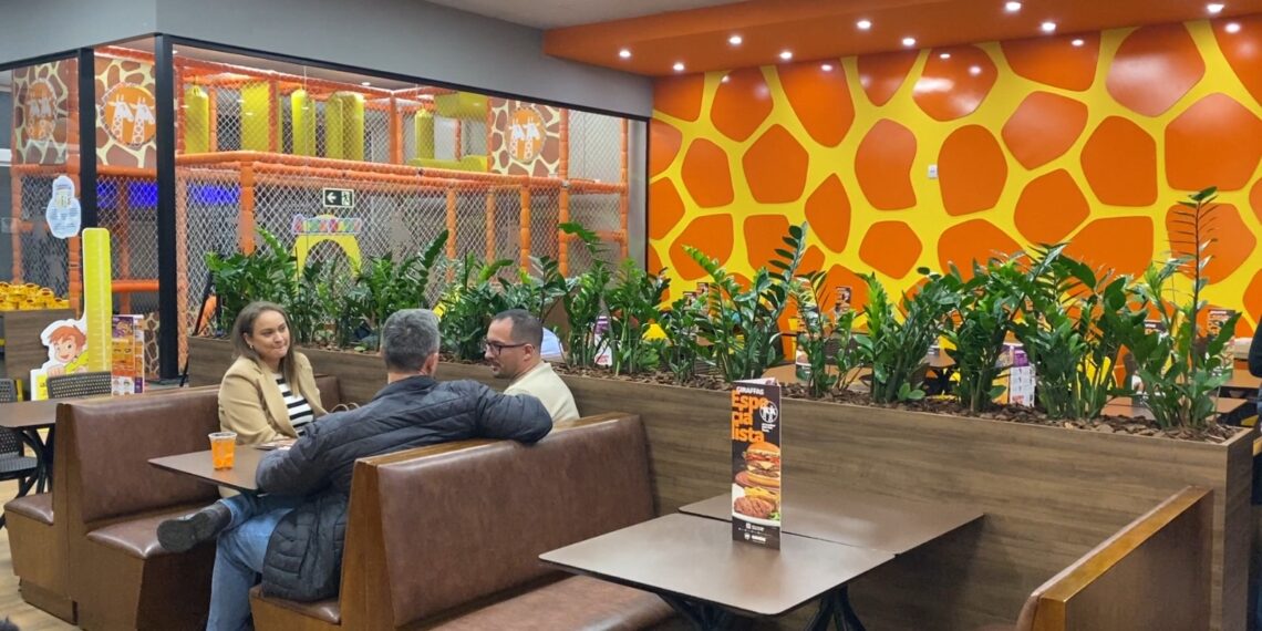 Rede Giraffas reabre unidade de Sapiranga