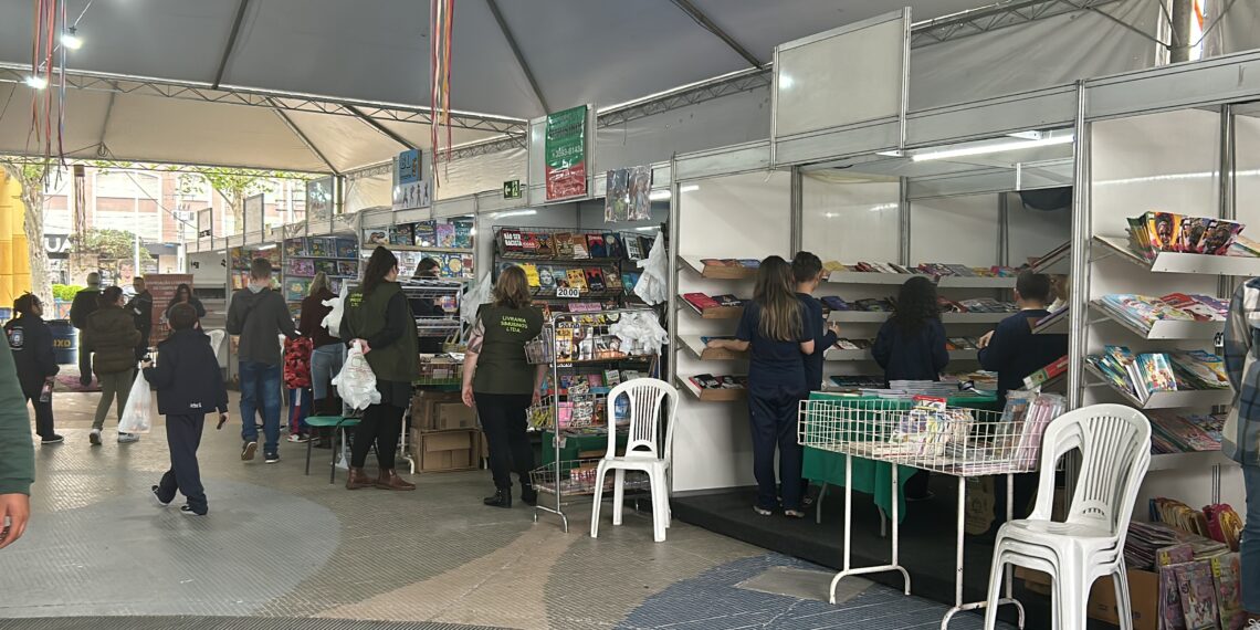 39ª Feira do Livro de Campo Bom iniciou com horas do conto e visitação das ecolas municipais