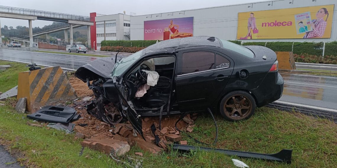 Motorista perde controle do veículo na RS-239, em Sapiranga
