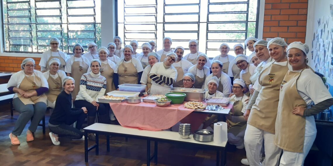 Nova Hartz qualifica alimentação dos alunos com formação de cozinheiras