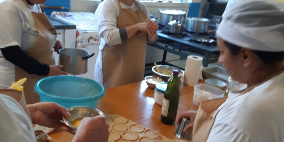 Nova Hartz qualifica alimentação dos alunos com formação de cozinheiras
